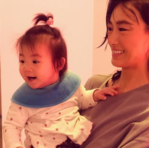 陈冠希网上晒出秦舒培和女儿alaia母女同框照：母女俩同框画面很温馨