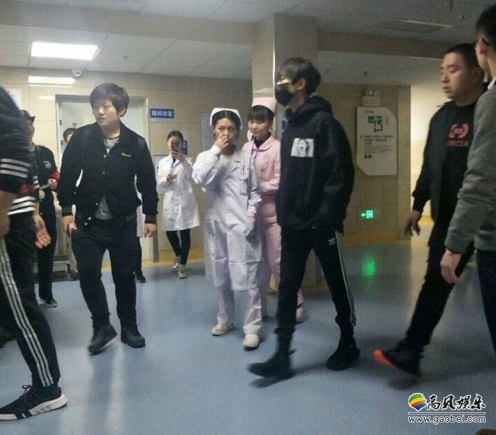 易烊千玺在工作人员陪同下到医院体检：黑裤子黑球鞋，大长腿超抢镜