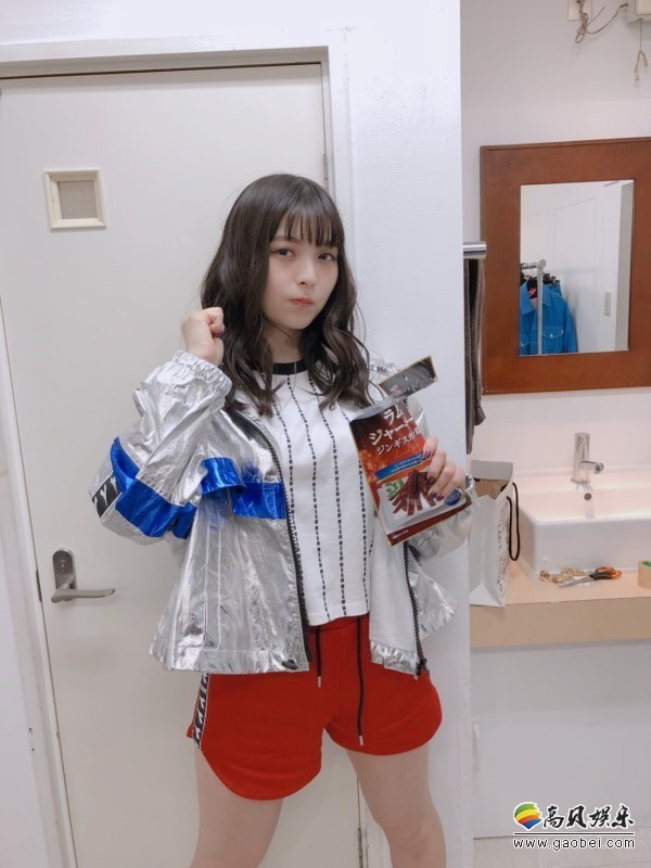 上坂堇更新《Overture》杂志部分新图：自己挑战了不同种类洋装穿搭