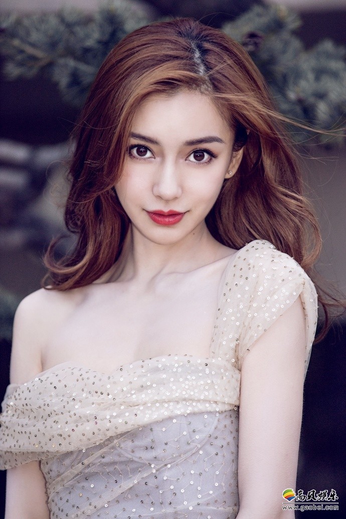 工作室晒出Angelababy美照：透视裙露香肩美背，十分有女人味
