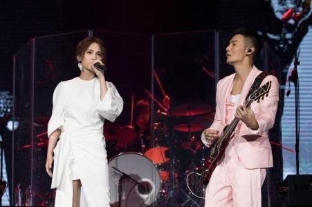 有报道李荣浩、杨丞琳急着看房子：杨丞琳出席活动无奈回应此事