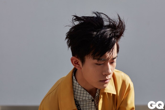 易烊千玺《GQ》杂志拍摄大片：风格多变眼神凌厉，少年清冷气质