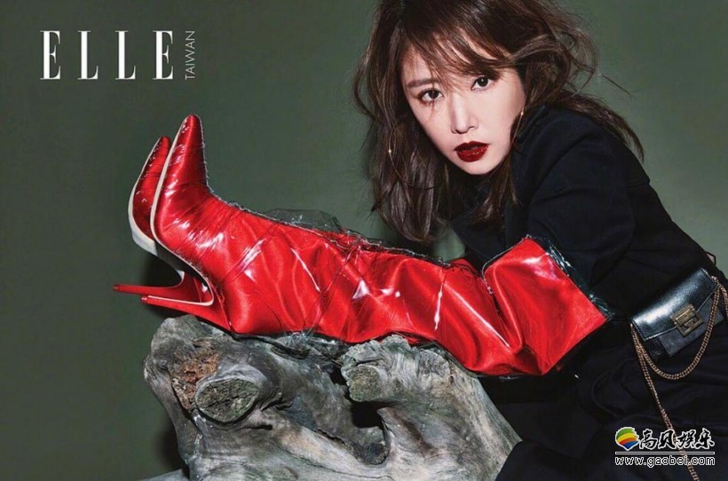 林心如杂志封面写真：从妆容到造型都惊艳不已！霸气红唇，性感登封