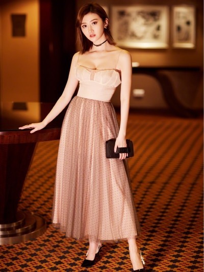 景甜认爱张继科后首次出席公开活动：吊带长裙，上围傲人，身材有料