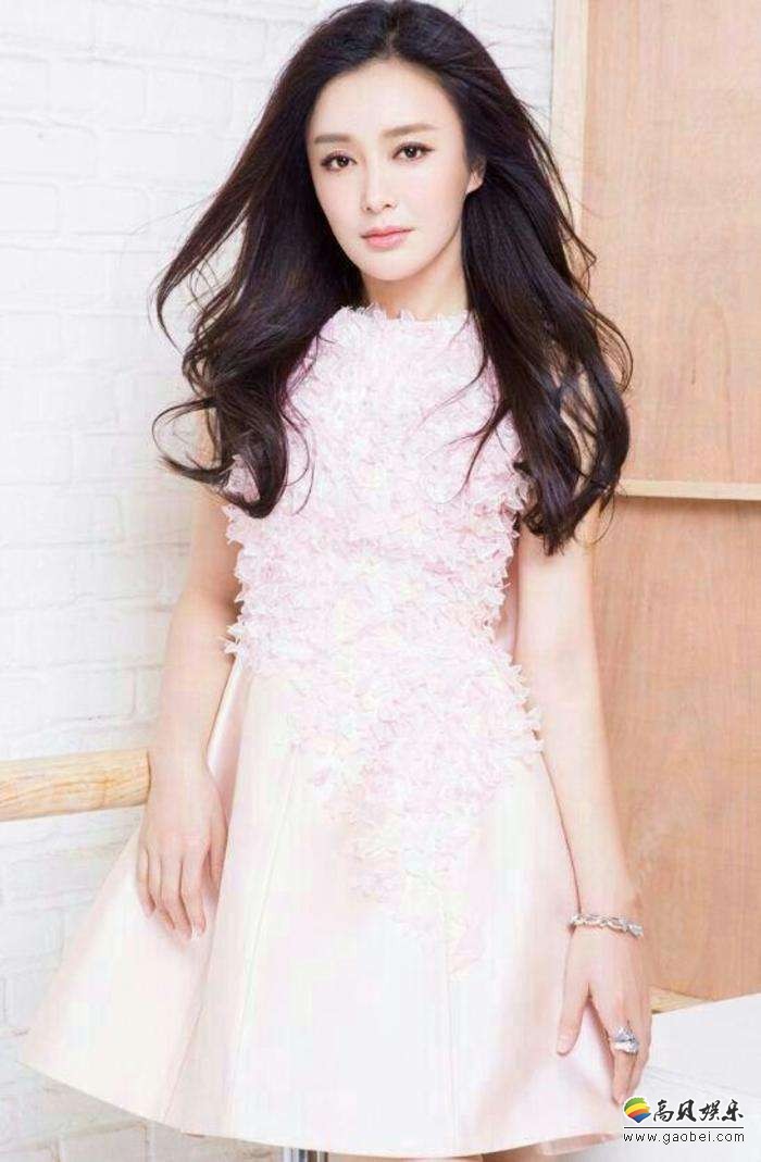 秦岚微博晒出一组美图：照片中的秦岚大秀复古装扮，邪魅一笑很诱惑