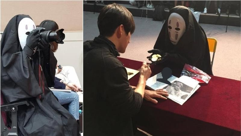 李宰镇举办画展活动  一位特别的粉丝吸引住大家的目光