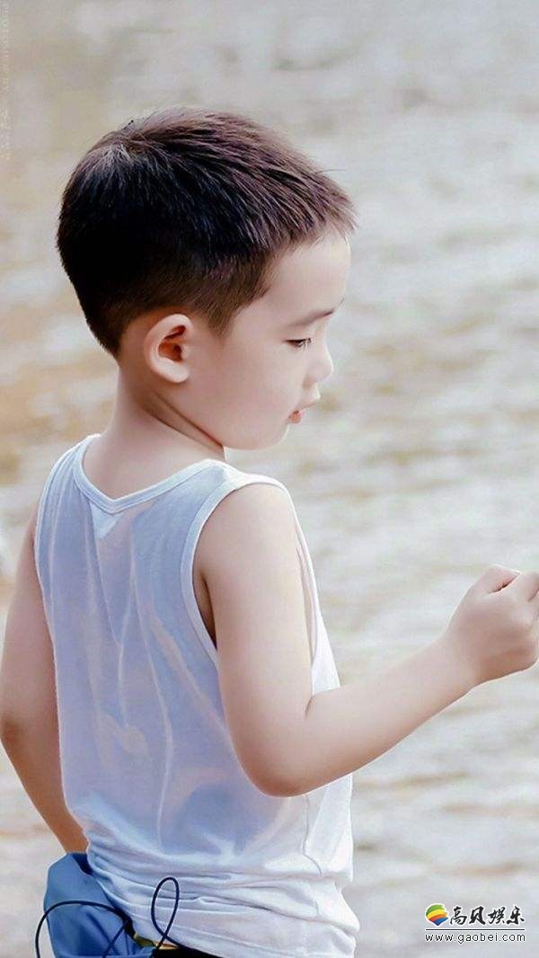 Jasper慵懒的躺在沙发上，非常的悠闲！超萌小奶音回答：我在看星星啊