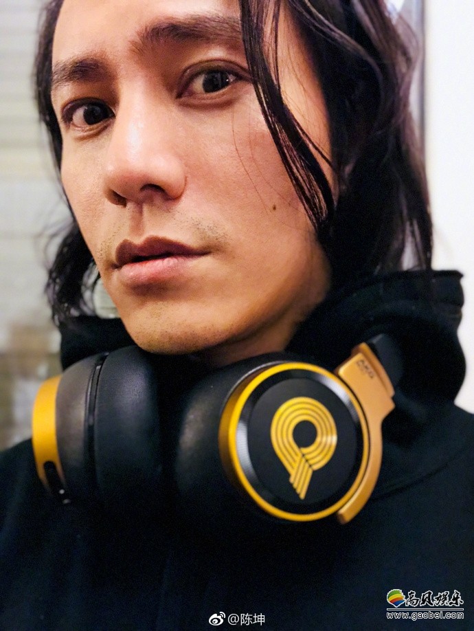 陈坤微博晒出一组照片依然留着长发五官立体且英气勃勃眼神深邃