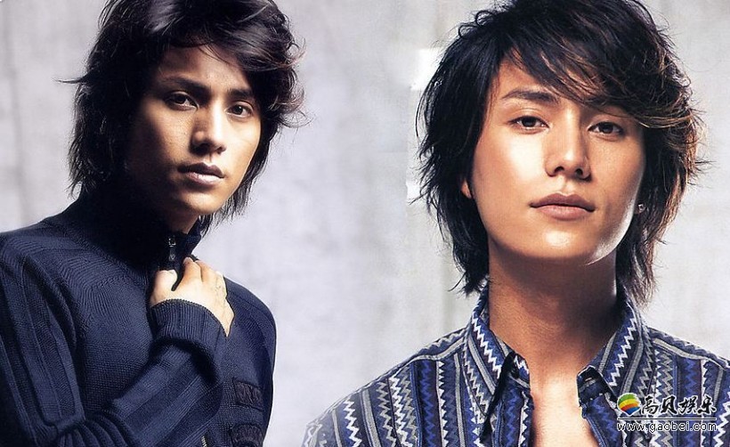 陈坤微博晒出一组照片：依然留着长发，五官立体且英气勃勃，眼神深邃