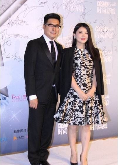 李湘晒出自己与丈夫王岳伦合照：李湘托着王岳伦的下巴！尽显浓情蜜意