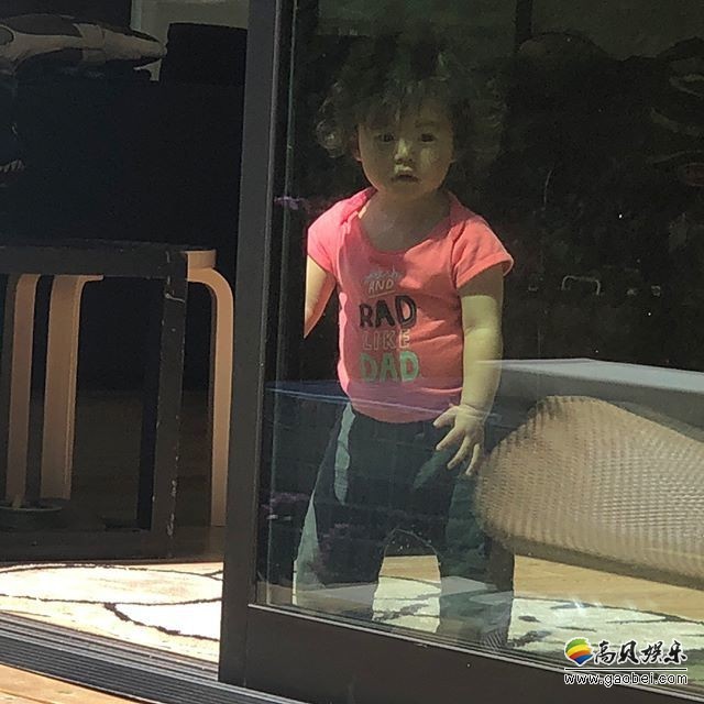 陈冠希晒出女儿美照：他与Alaia玩捉迷藏，父女俩享受难得的温馨时光