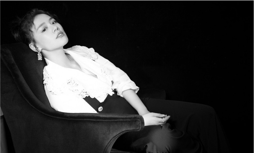 马思纯亮相优酷YC盛典：获得“百变小花”荣誉！复古风装扮十分有型