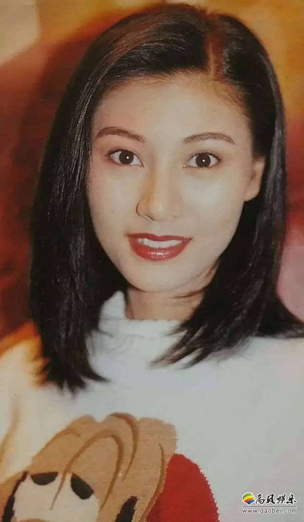 李嘉欣晒出自拍美照：长发披肩，妆容素雅，皮肤紧致白皙！冻龄满分