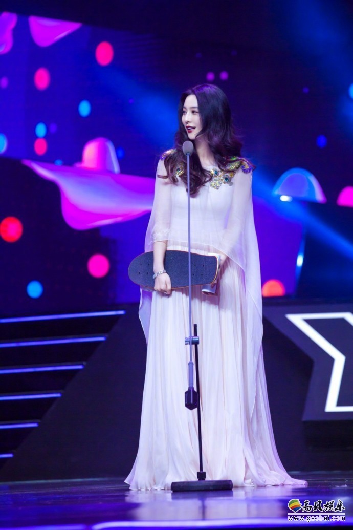 范冰冰现身某颁奖典礼：范冰冰身穿白色仙裙，手抱滑板，又仙又可爱