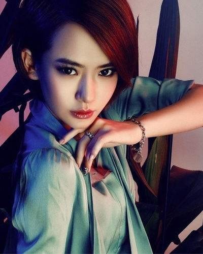 戚薇微博晒出一组美图：戚薇身穿黑色轻纱玩转透视装，诱惑性感满分