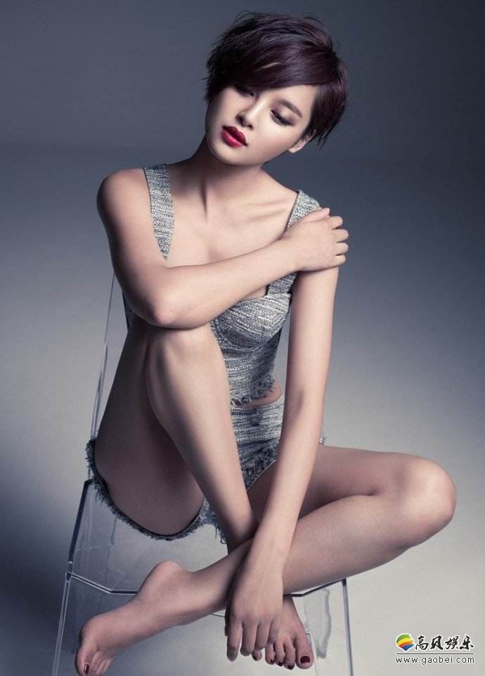 辛芷蕾微博晒出自拍照：烈焰红唇晒深V自拍照，小露酥胸，性感撩人