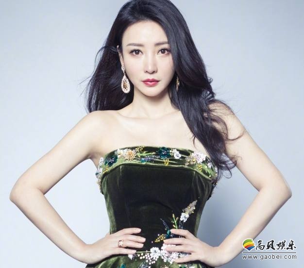 柳岩微博晒出一组美图：柳岩身穿嫩绿色抹胸短裙，上围丰满，很吸睛