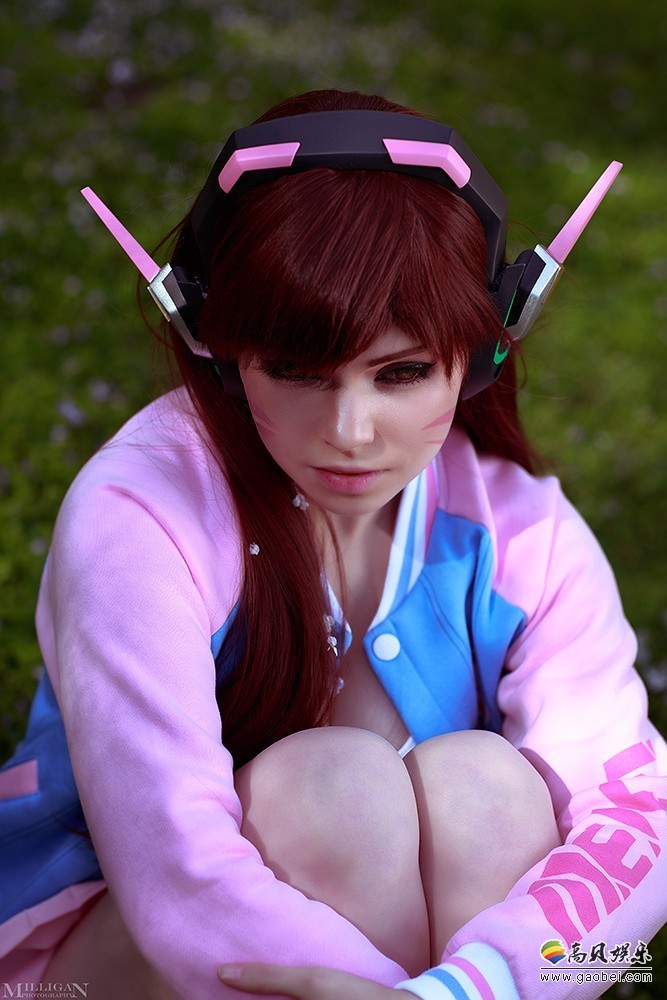 俄罗斯COSER《守望先锋》D.Va COS：学生妹粉嫩装扮可爱没话说