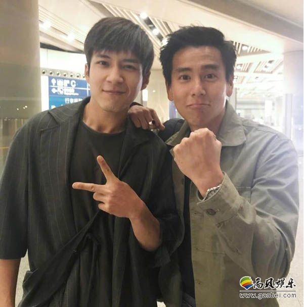 彭于晏、韩东君机场偶遇合影同框：两个健身肌肉男都是小胖级别人物