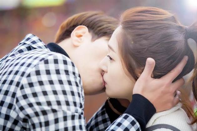 冤家情侣白珍熙与尹贤旻 两人因戏结缘低调恋爱一年才曝光 冤家情侣白珍熙与尹贤旻 两人因戏结缘低调恋爱一年才曝光