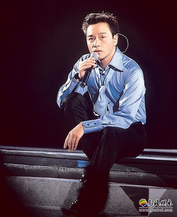 张国荣逝世15周年：各地的“哥迷”前往酒店外献花以及宝福山拜祭