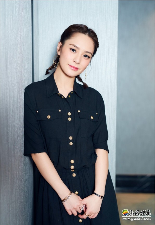 阿娇暖春清新风写真；或轻倚墙壁或回眸浅笑，清丽气质和有致身材