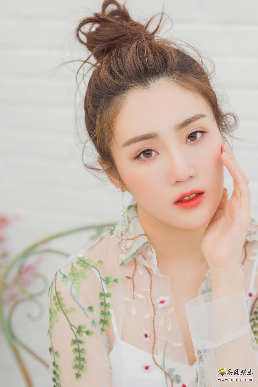 张可盈时尚写真：清新自然风格配上甜美笑容，展露满满灵动少女感