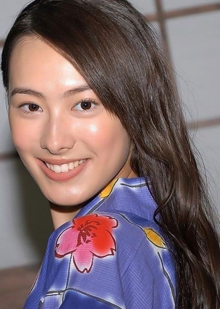 网友酒店见到梁洛施与孩子：同场还有四十岁左右眼镜男“打扮成熟”