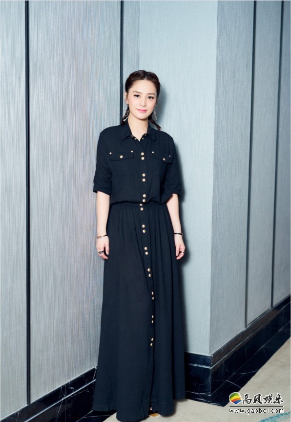 钟欣潼暖春写真：阿娇身穿黑色衬衫长裙，与她的盛世美颜十分登对