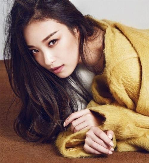 倪妮微博晒美照：造型师整理马尾，神情放松，皮肤细腻，气色很好