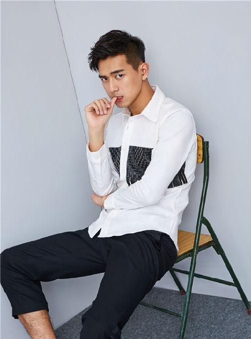 李现晒出童年旧照：和现在完美身材完全是两个人，对比非常明显
