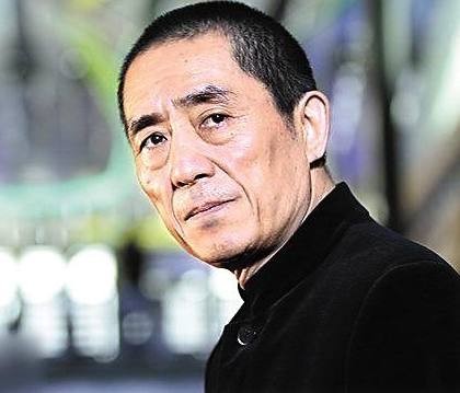 张艺谋过生日：手捧蛋糕，露出了幸福笑容！幸福温馨，令人羡慕