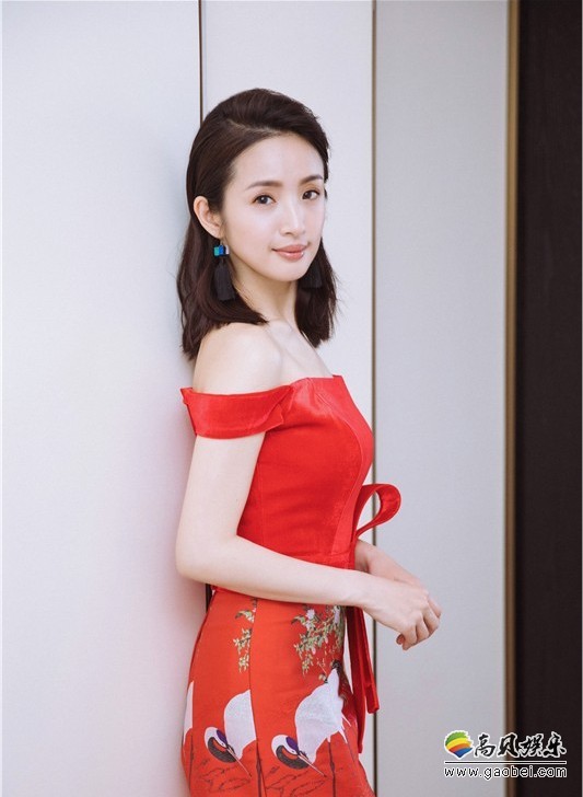 林依晨时尚写真：简约中国风刺绣礼服，小露香肩，尽显大气优雅