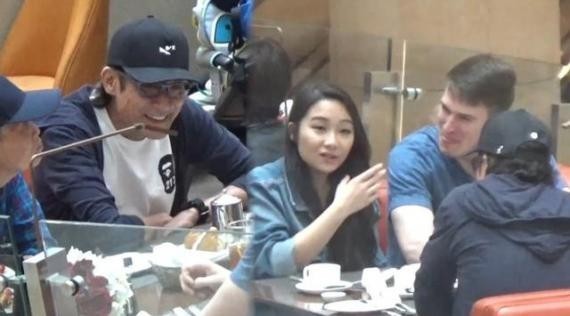 媒体拍到梁家辉带爸爸和女儿、女儿男友吃饭：吃饭过程相当开心
