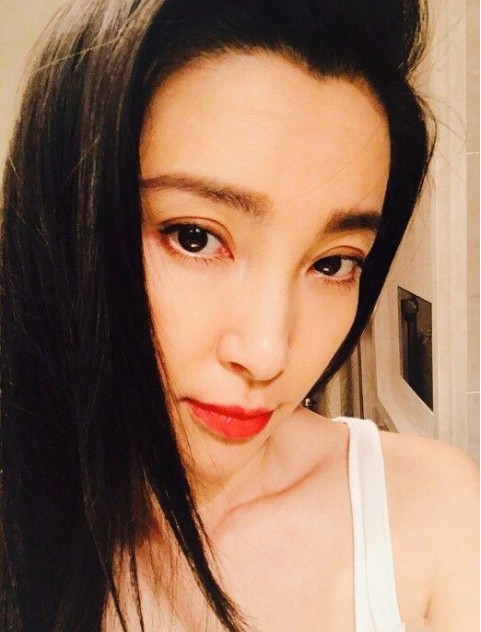 李冰冰分享美照：秀发如瀑，眉眼清丽，向网友上演一出“侧颜杀”