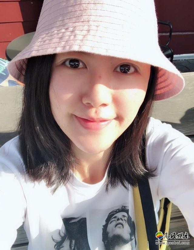 谭维维晒出素颜美照：皮肤细腻白皙，清新青春靓丽，打扮似学生