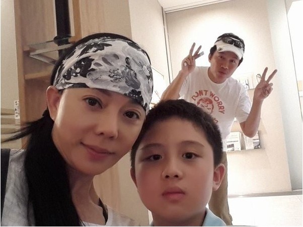 儿子孙安佐被捕后：狄莺和孙鹏前往美国探视，情绪都相当激动落泪