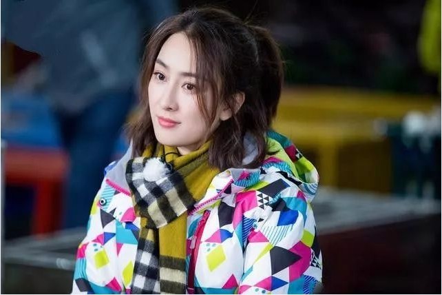 媒体拍到马苏和友人现身北京某饭店聚会：饭局上红酒喝了五个小时