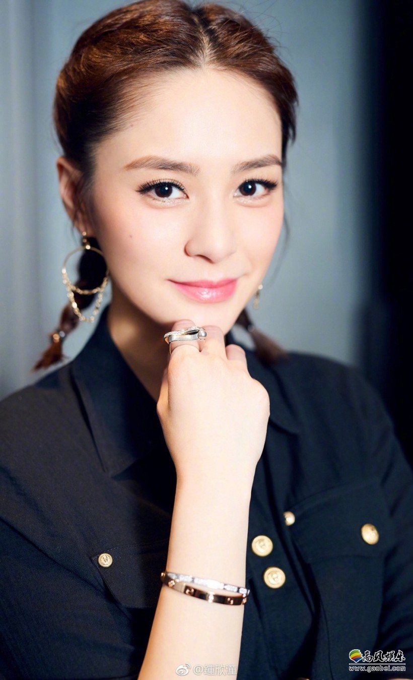 阿娇钟欣潼微博晒美照：阿娇肌肤娇嫩笑容迷人，红唇美艳性感妩媚新闻资讯高贝娱乐