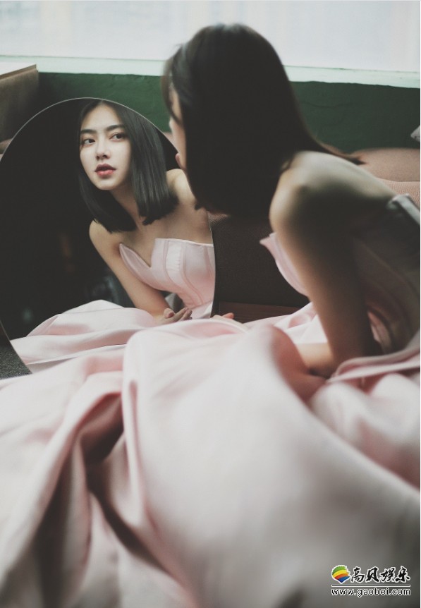 王若珊春日写真集：此番王若珊以披肩中长发形象示人！让人耳目一新
