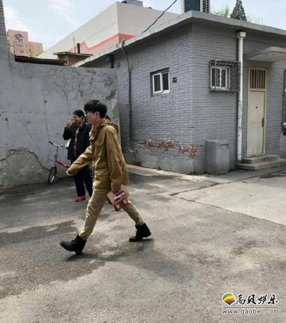 网友中国传媒大学偶遇录制节目的毛不易：一路疾走，标志性呆萌微笑