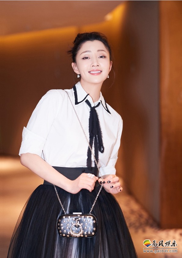 第31届电视剧“飞天奖”颁奖典礼：殷桃身着学院风衬衣纱裙亮相红毯