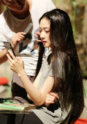 万茜晒出长发美照：柔顺的齐腰长发，皮肤白皙身材纤细，少女感十足