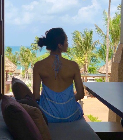 女神黎姿微博晒出美背照片：侧面出镜，身体形成优美线条！高级性感