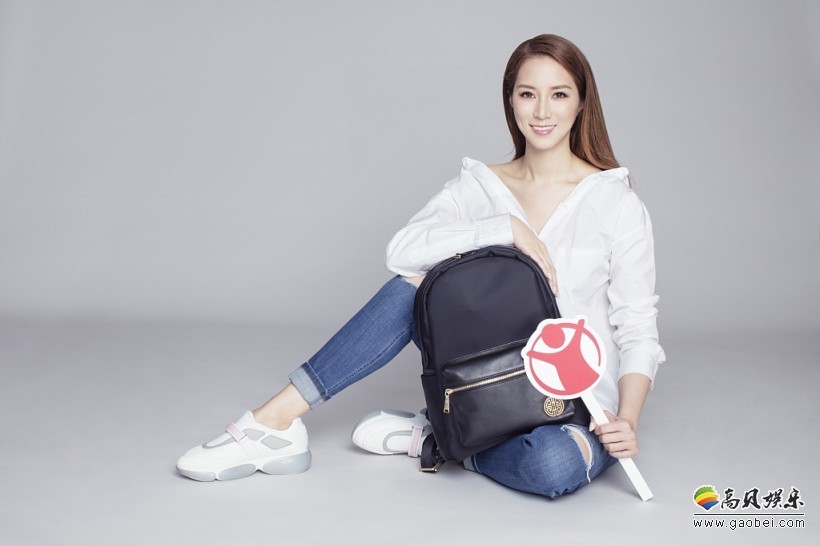 徐子淇为救助儿童会慈善背包系列拍摄宣传照：青春活力扮嫩似高中生