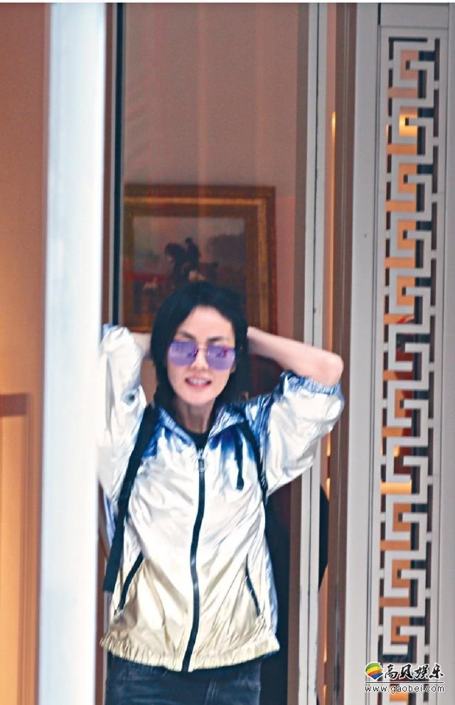 港媒拍到了久未在香港露面的王菲：嫣然一笑的时候充满了少女味道