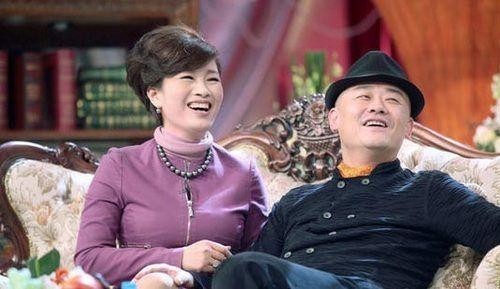 周立波微博晒出照片：图片中他和妻子十指相扣，两人身穿装情侣装