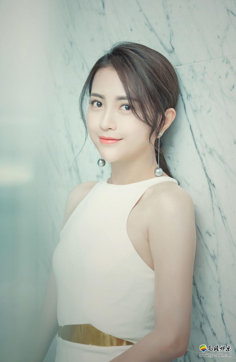 包文婧晒出自己读绕口令视频：手持手机快速说完绕口令挑眉摆pose