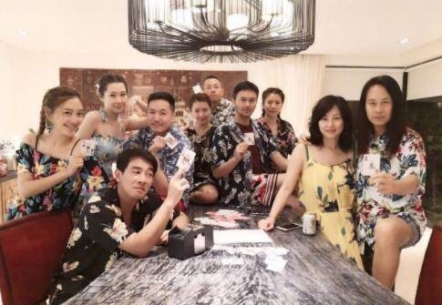 张智霖、陈小春、蔡一智、关心研带同家人外游度假：气氛欢乐热闹