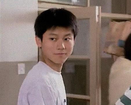 李晨晒出自己童年旧照：破洞牛仔裤，戴着墨镜叉着腰，又酷又可爱